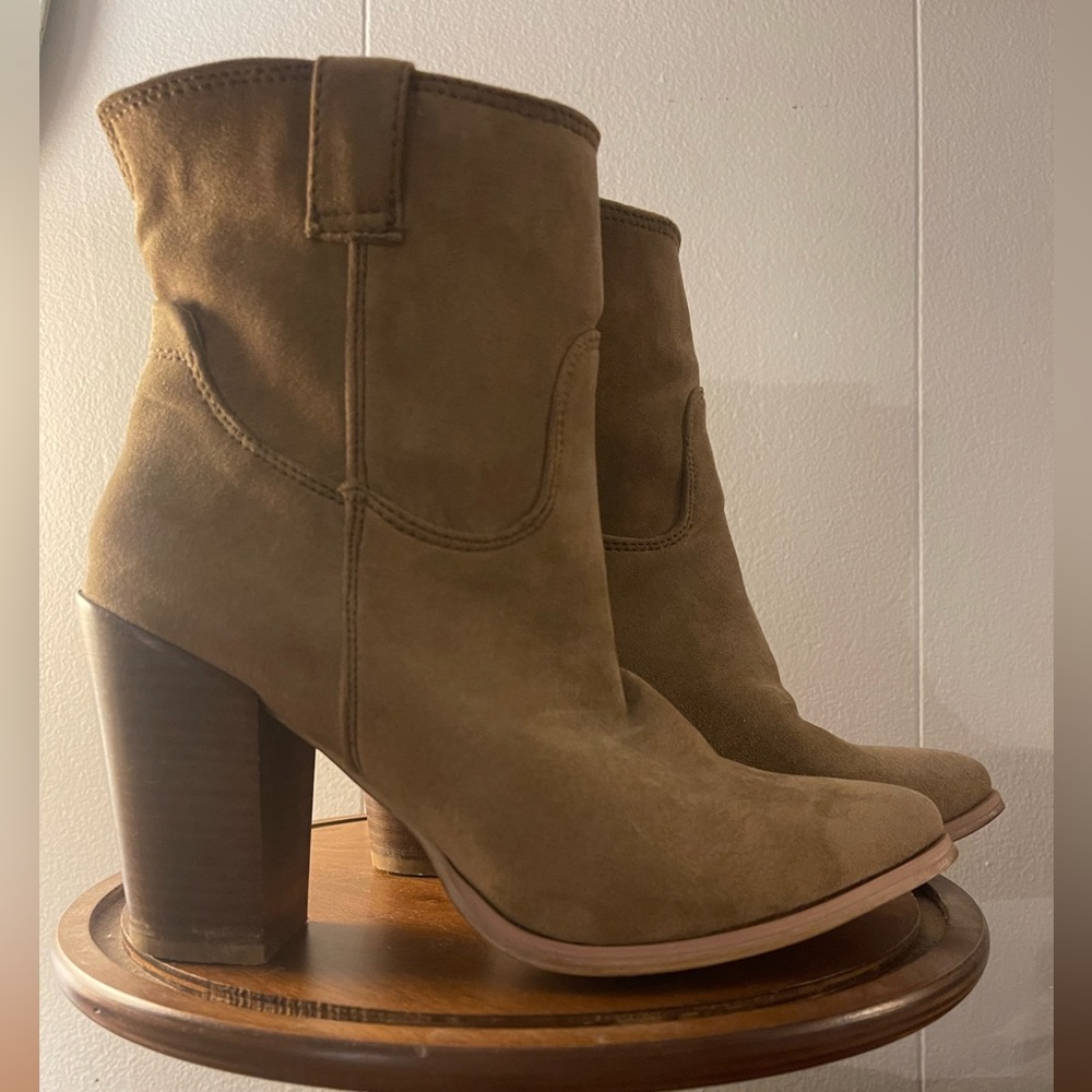 Women’s size 8 Very G Rosie western ankle boots